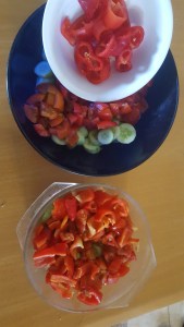 הילדים לא הולכים לבית ספר, אז חתכתי 8 עגבניות ושמונה מלפפונים על הבוקר. ושלושה פלפלים. למה להגזים כשאפשר להיסחף?